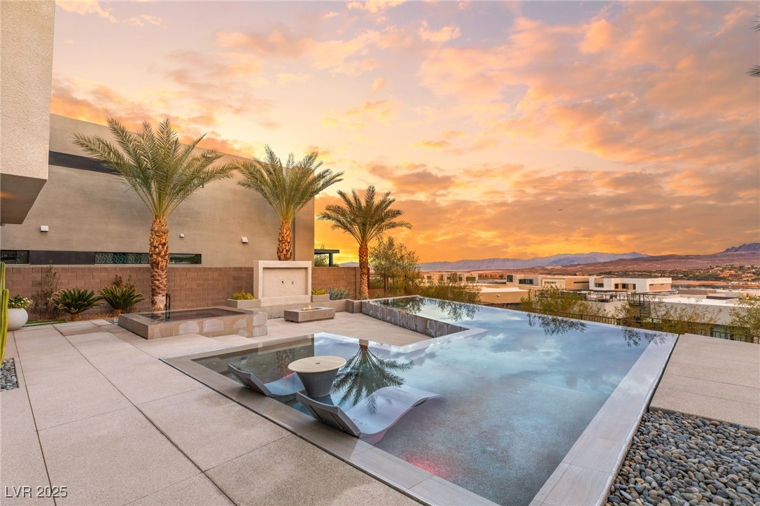 12 Falling Canyon Court