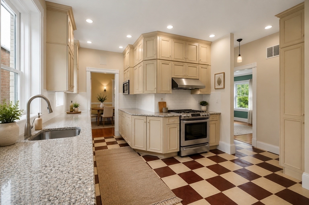 18 Eaton Ct # 18