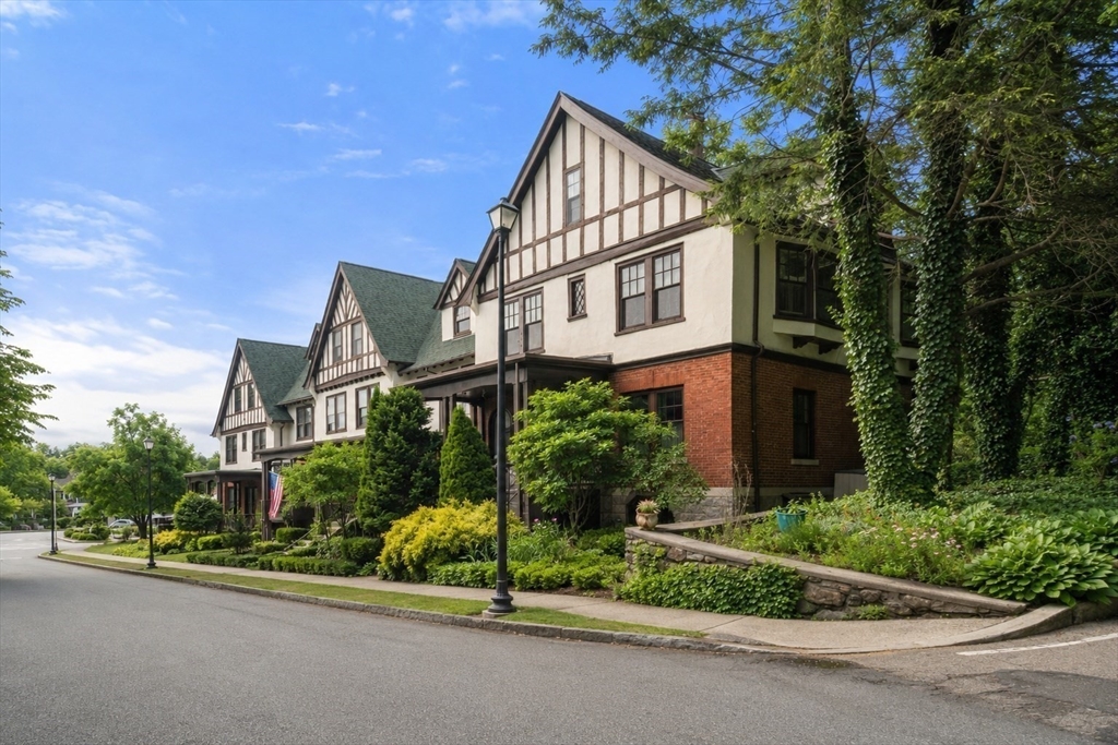 18 Eaton Ct # 18