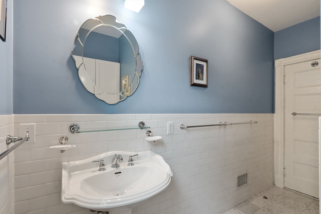 18 Eaton Ct # 18