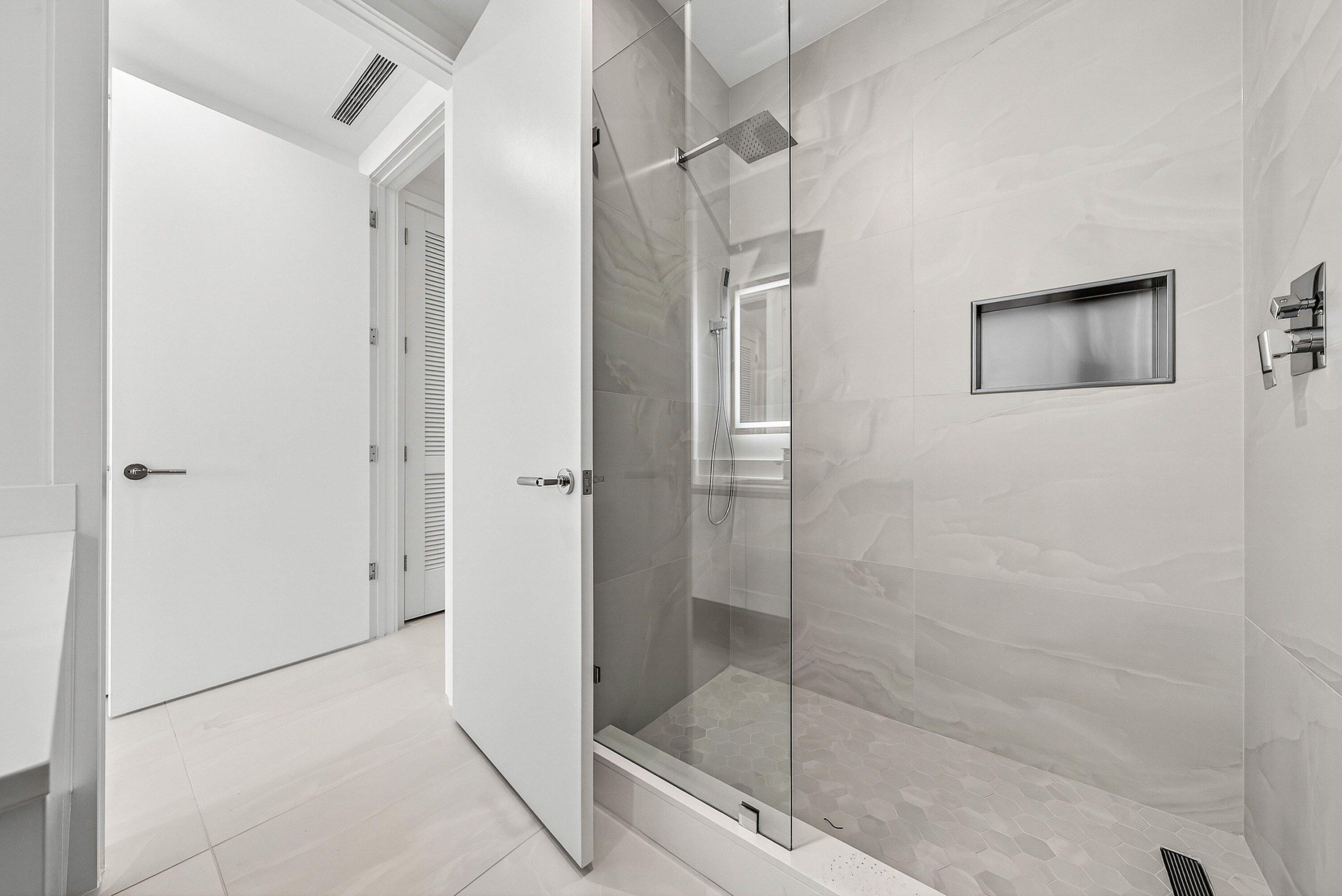 220 Lake Shore Drive 1010