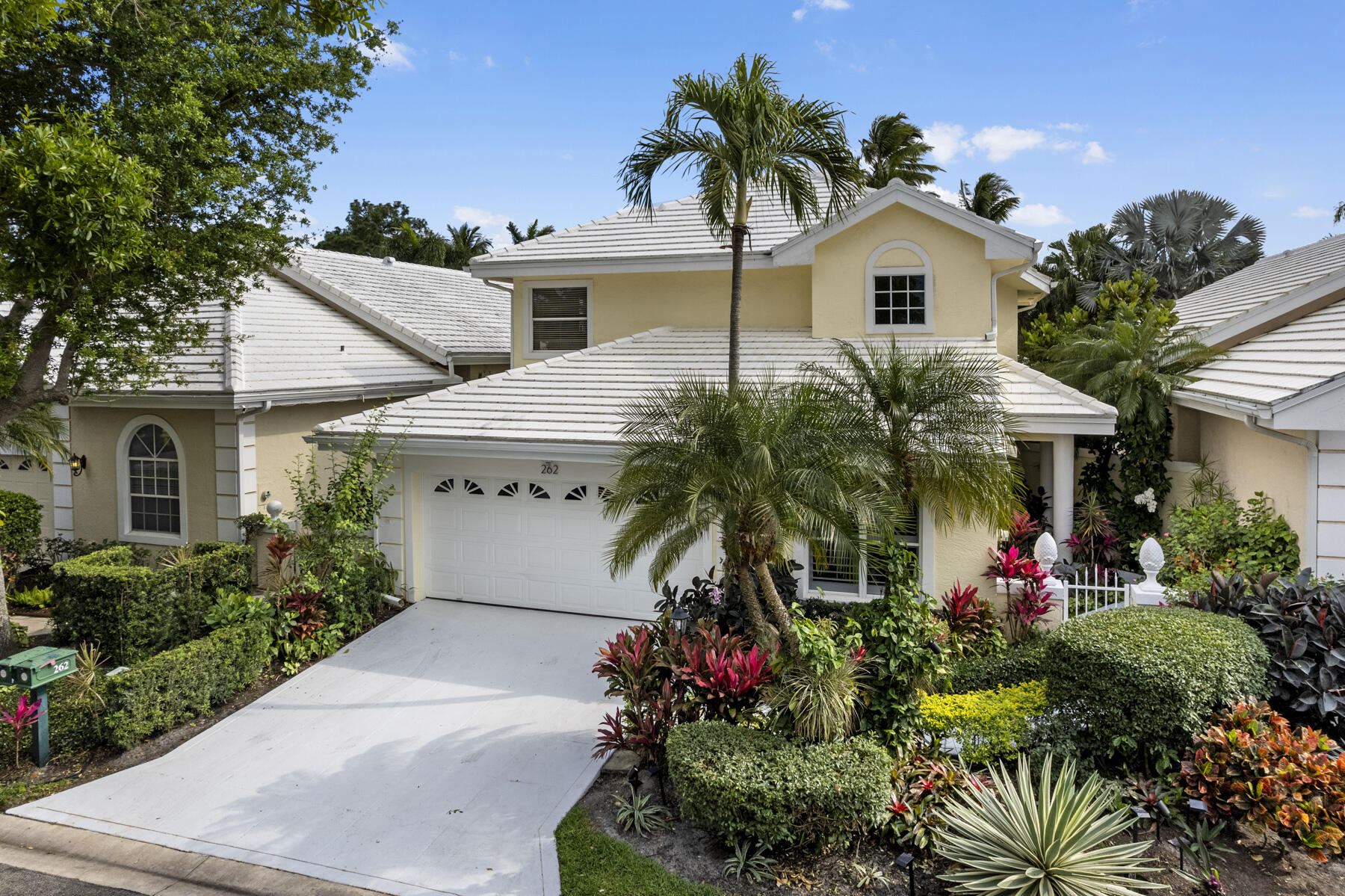 262 Canterbury Drive W
