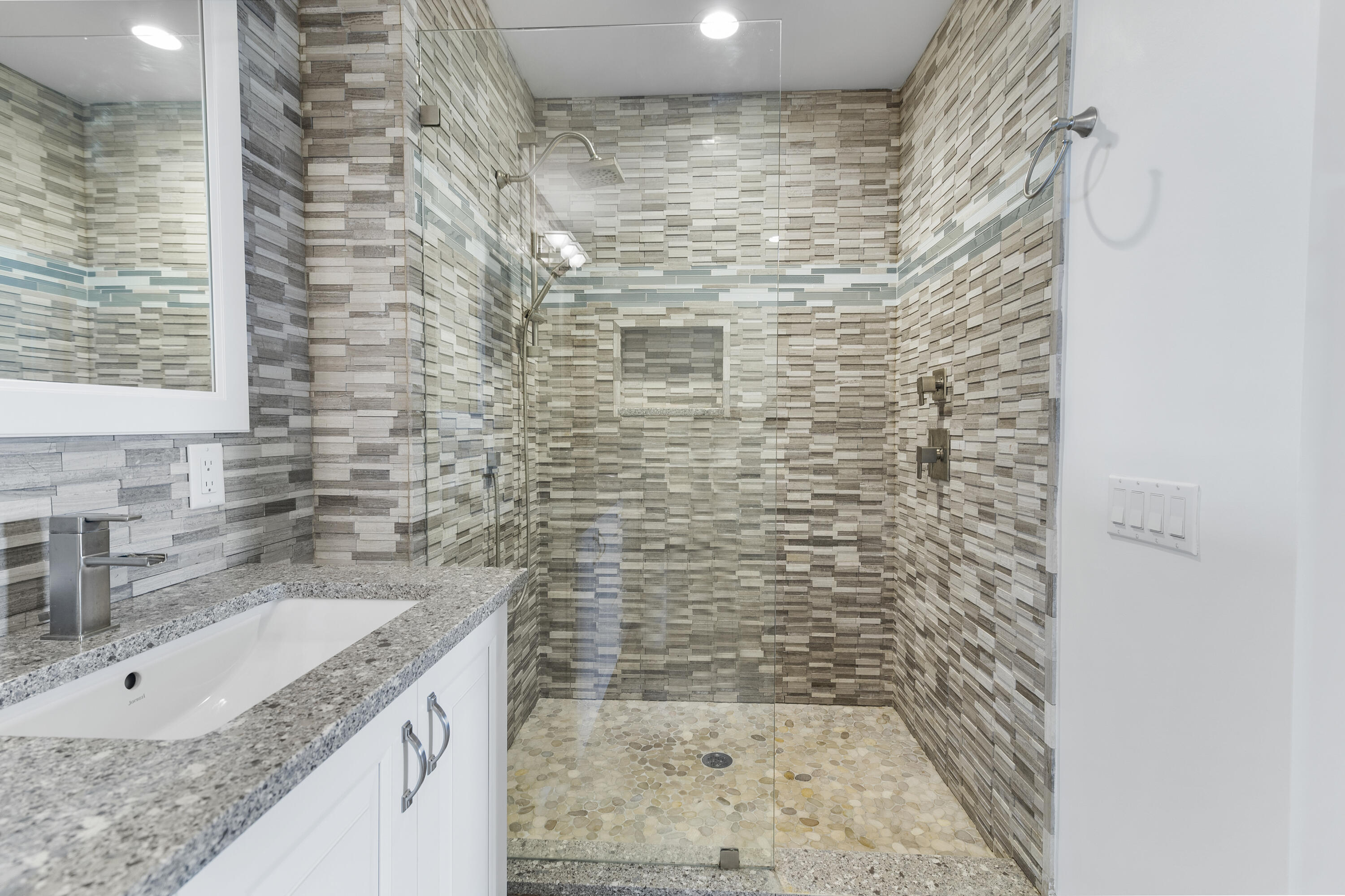 410 Evernia Street 807