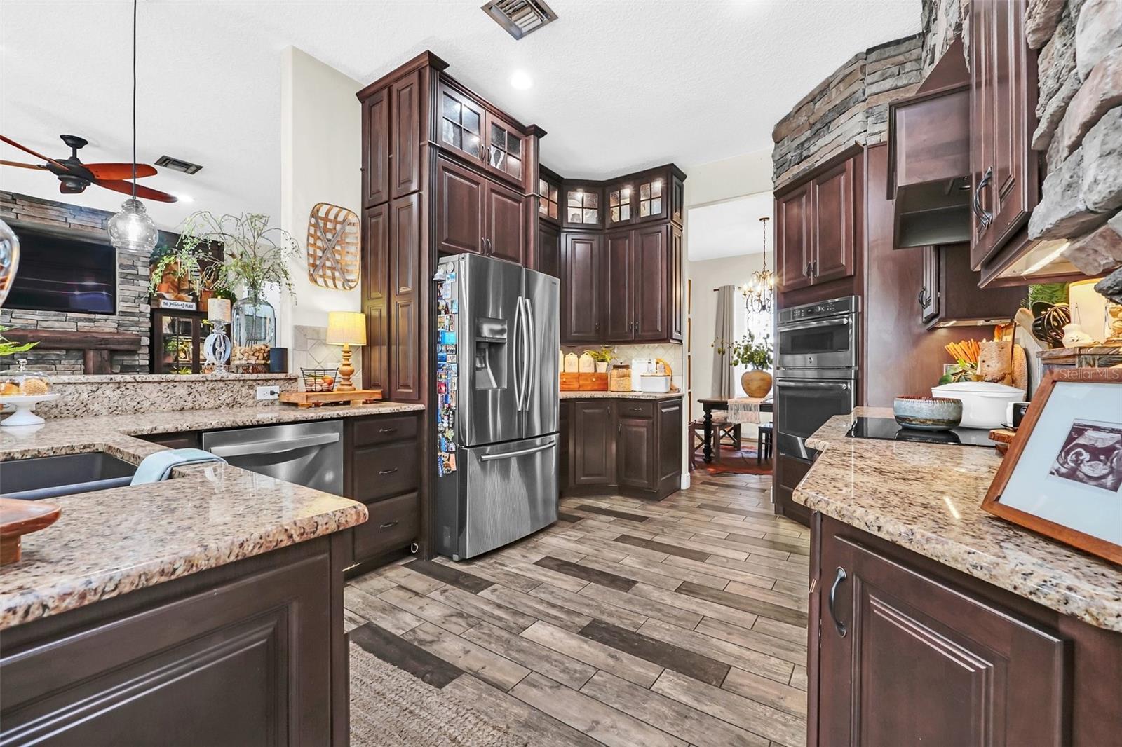 1382 E LAKE SHORE BLVD