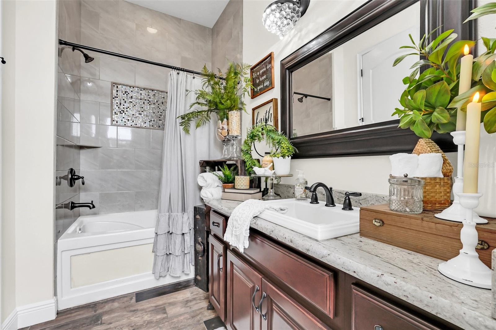 1382 E LAKE SHORE BLVD