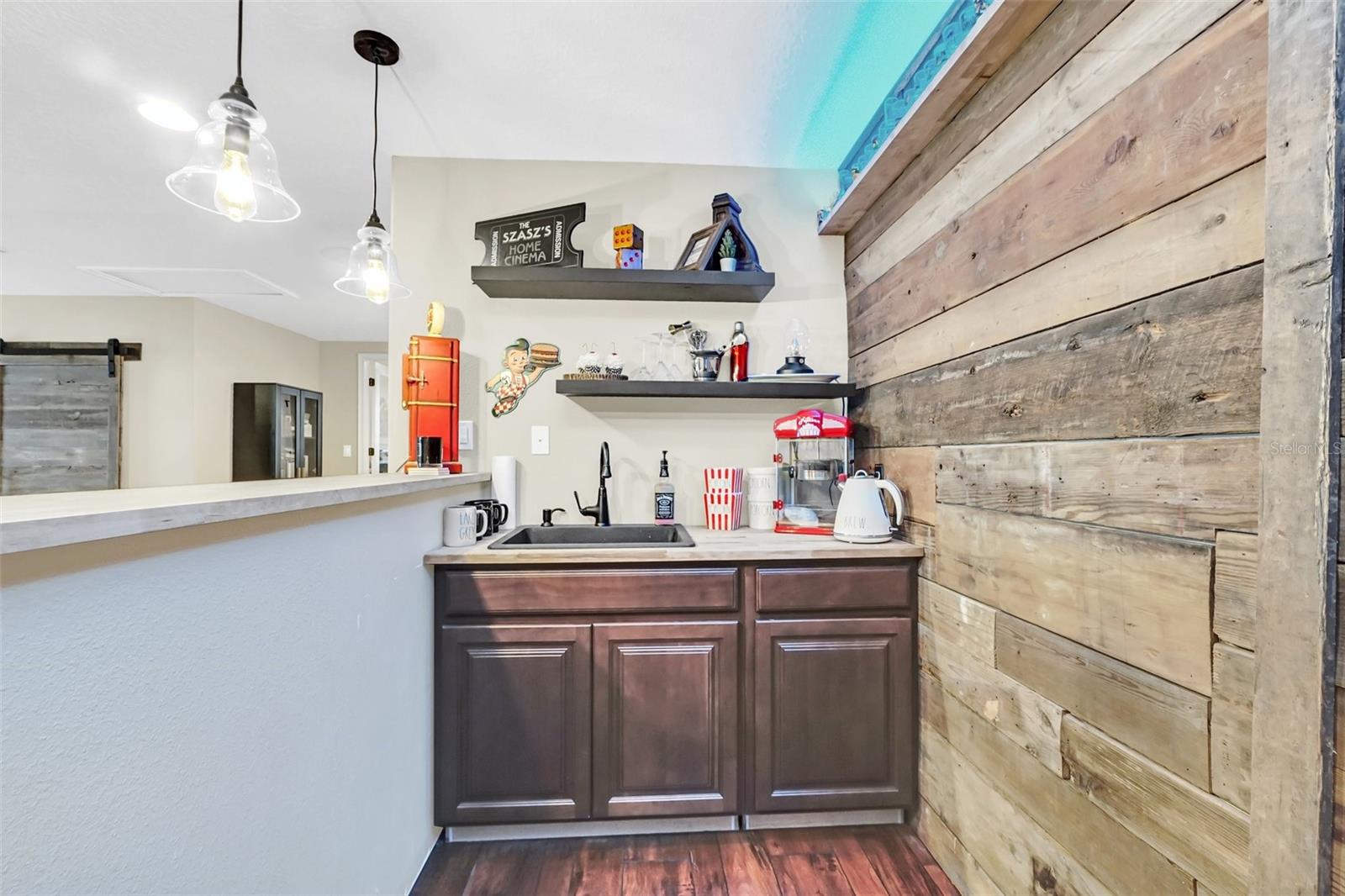 1382 E LAKE SHORE BLVD