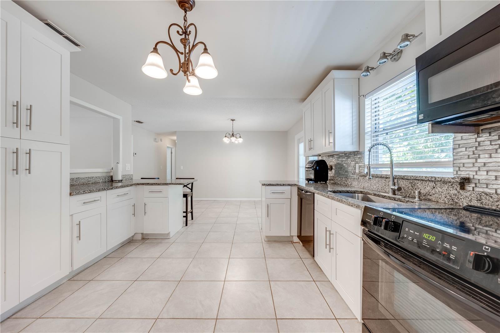 412 NOYA LN