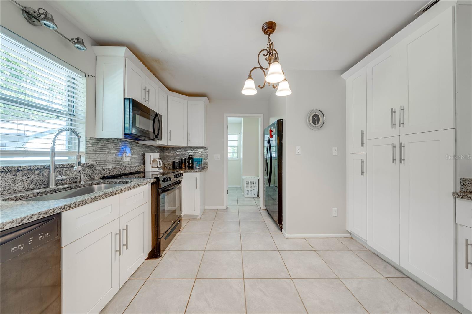 412 NOYA LN