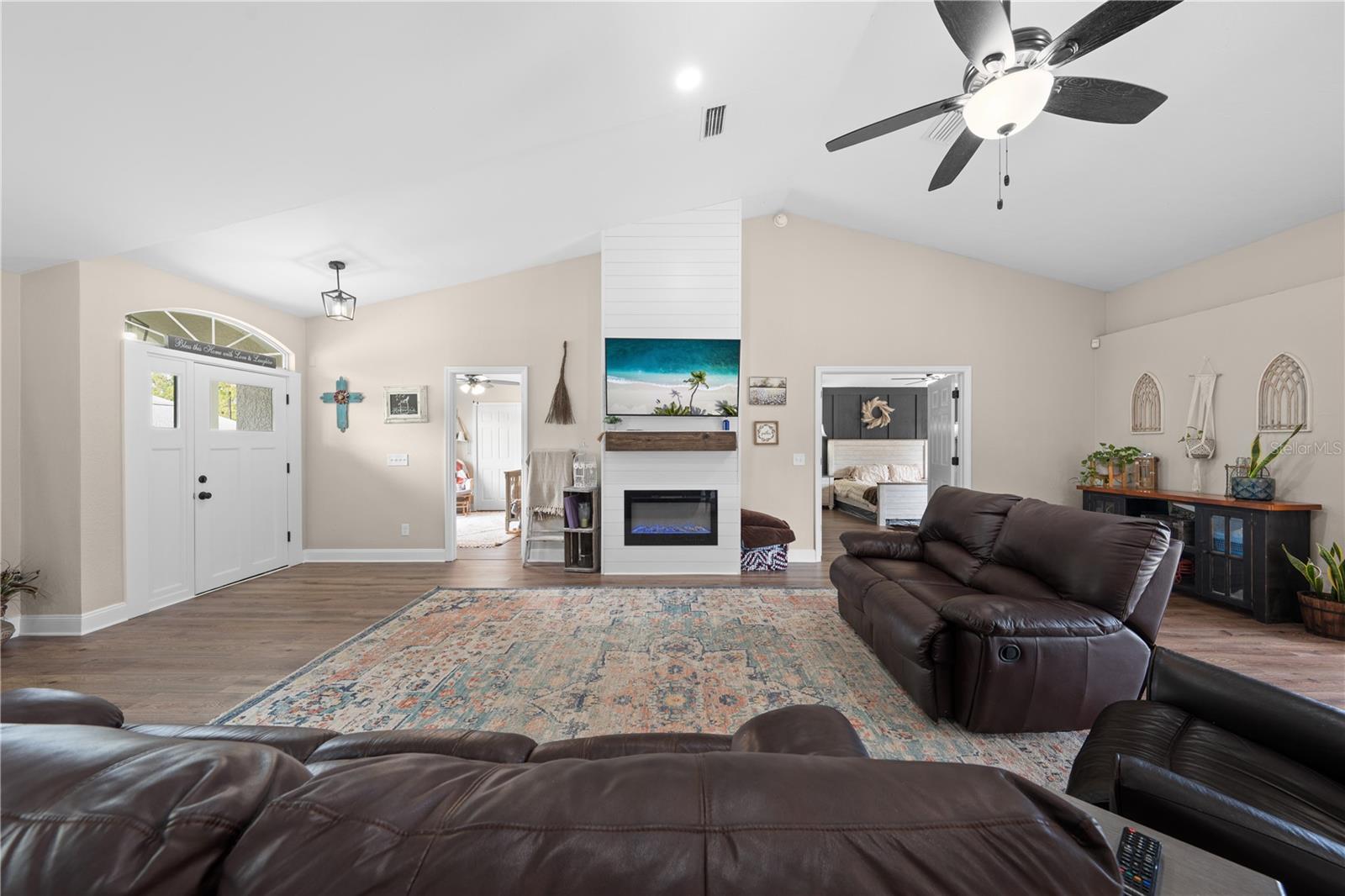 1811 LOST LAKE CT