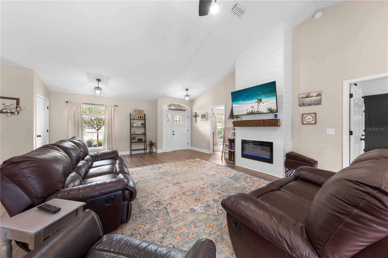 1811 LOST LAKE CT