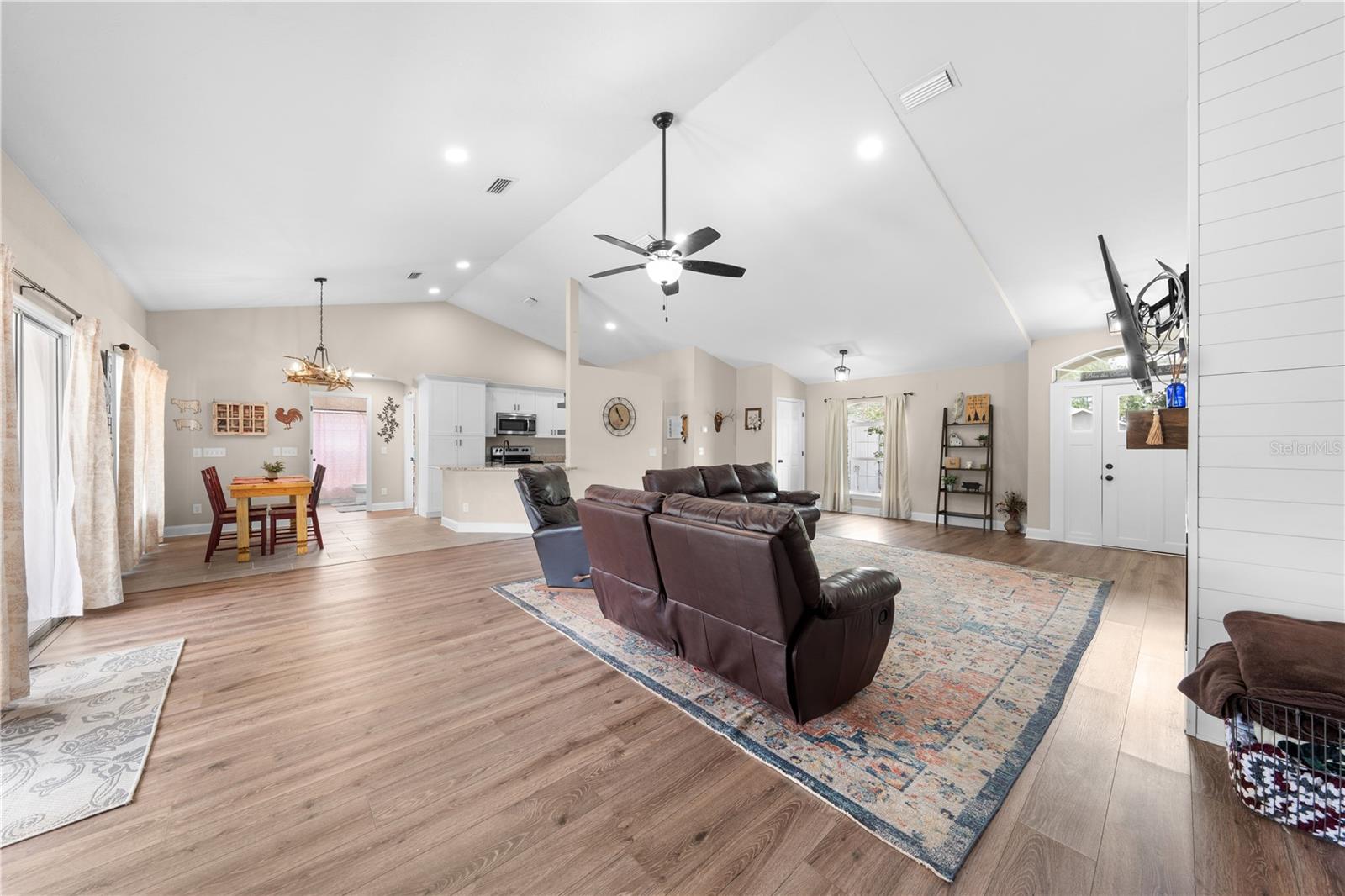 1811 LOST LAKE CT