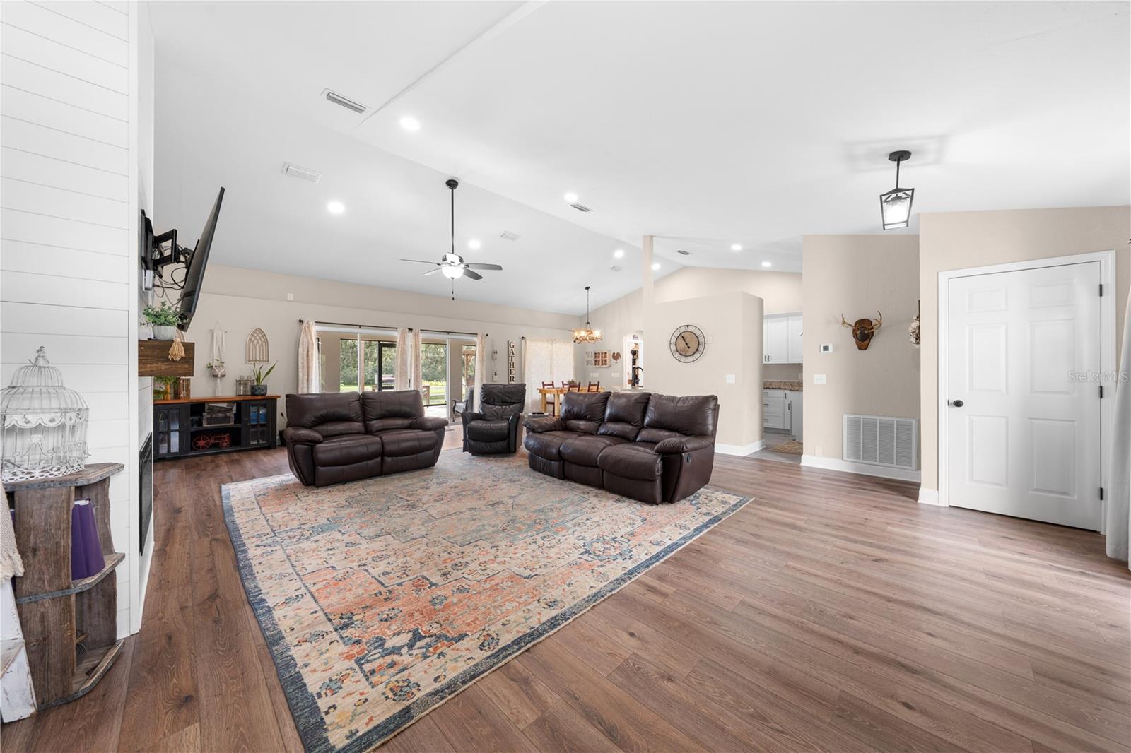 1811 LOST LAKE CT