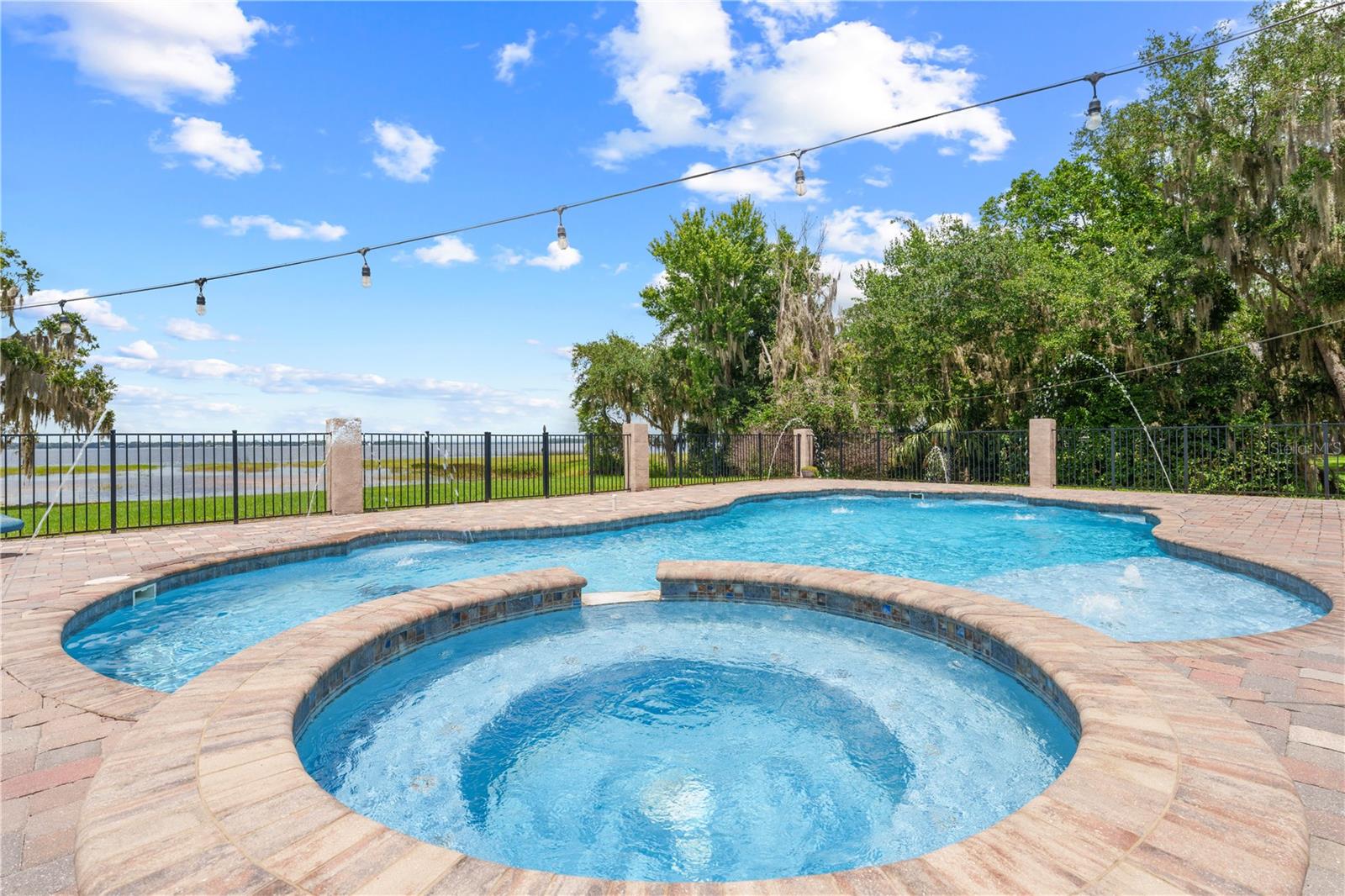 4664 HICKORY TREE LN