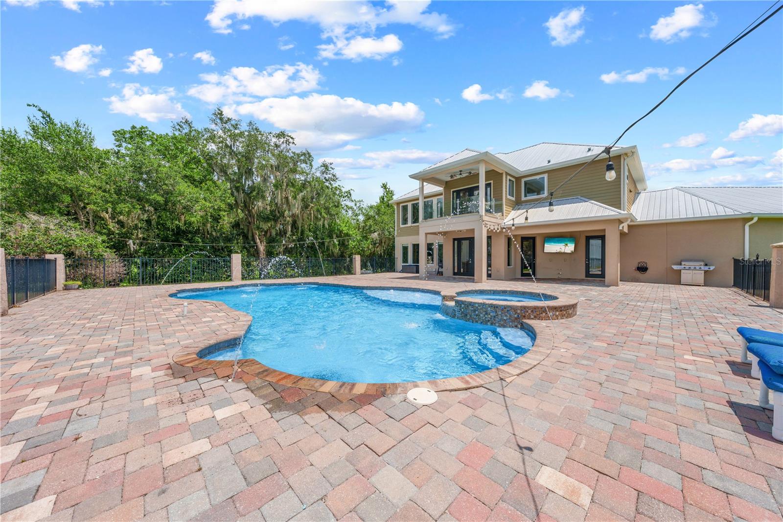 4664 HICKORY TREE LN