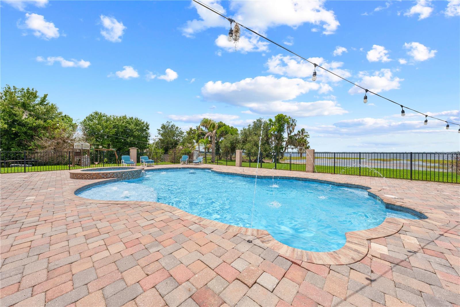 4664 HICKORY TREE LN