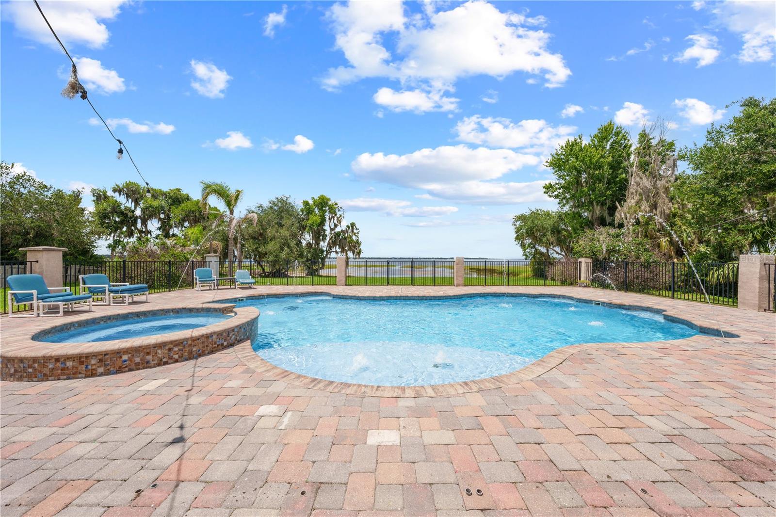 4664 HICKORY TREE LN