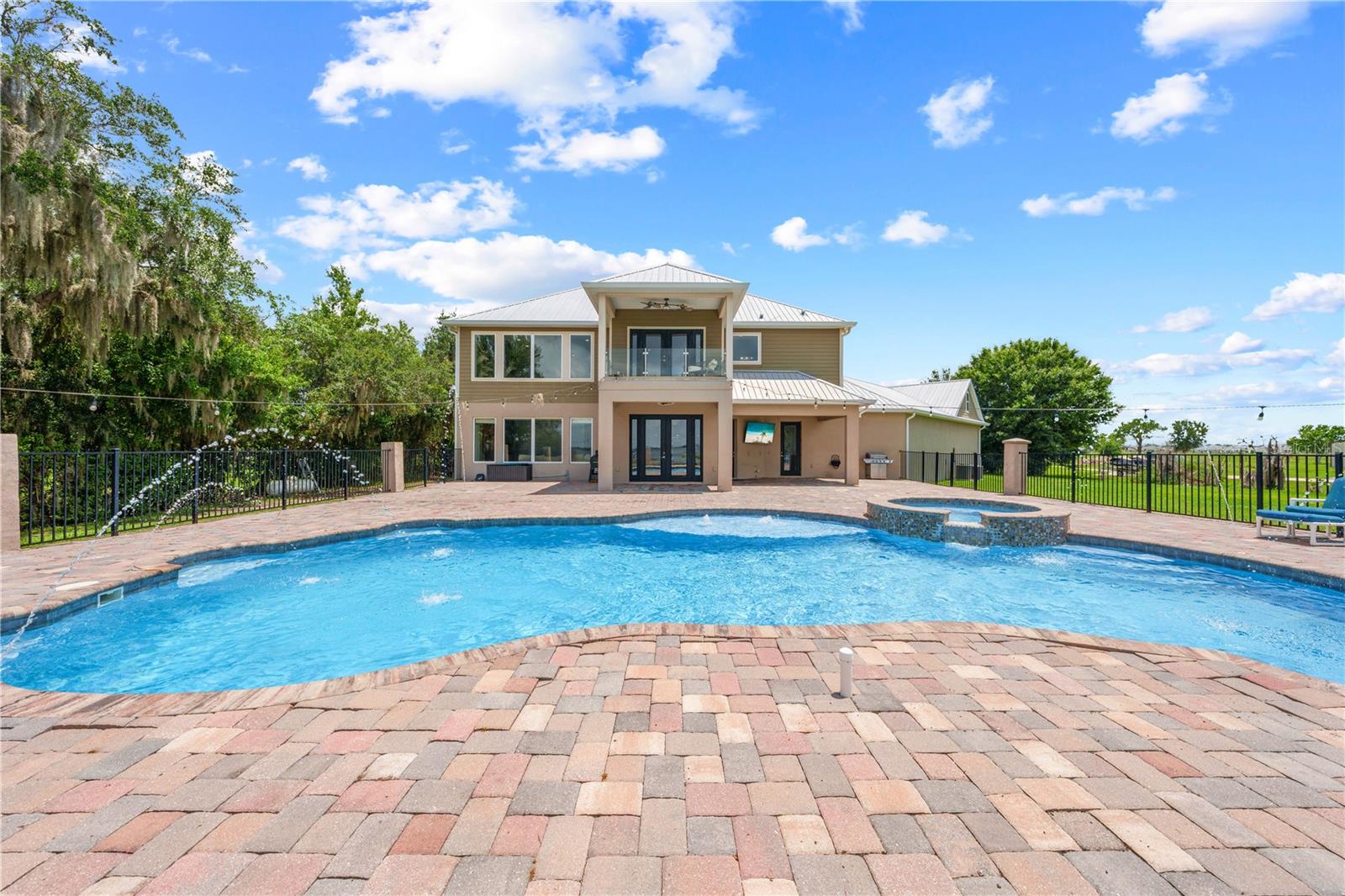 4664 HICKORY TREE LN