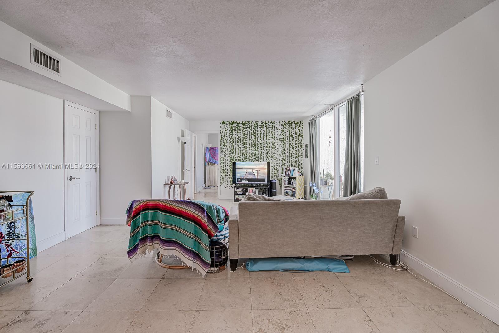 2457 Collins Ave # 407