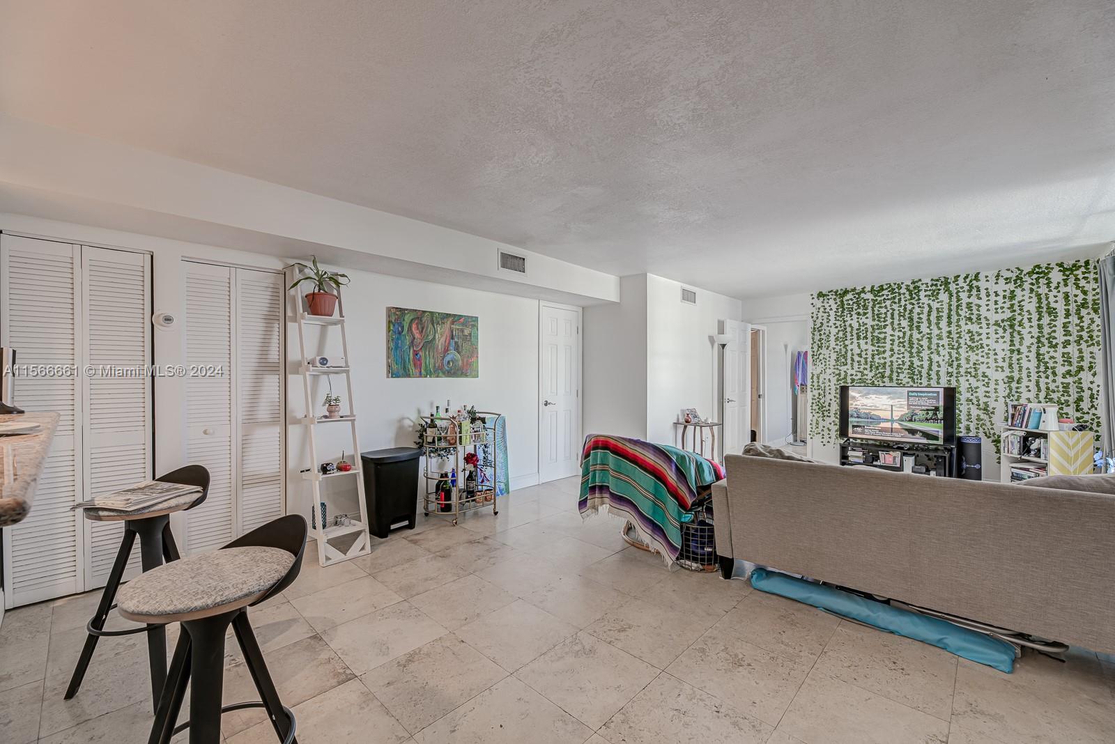 2457 Collins Ave # 407