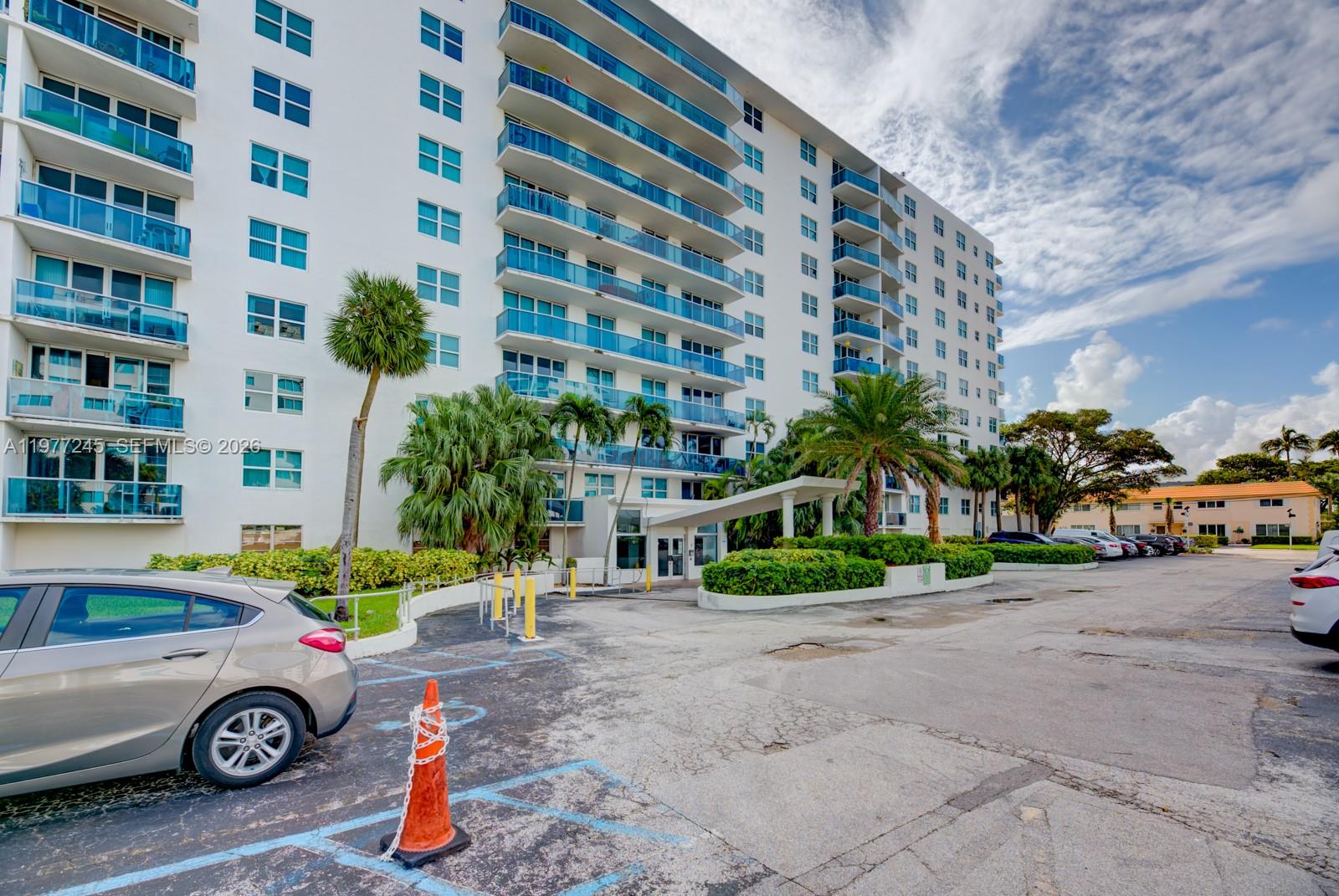 7501 E Treasure Dr # 4K