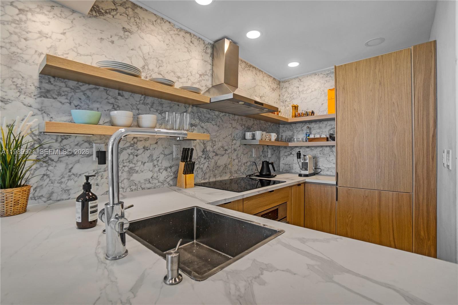 2899 Collins Ave # 847