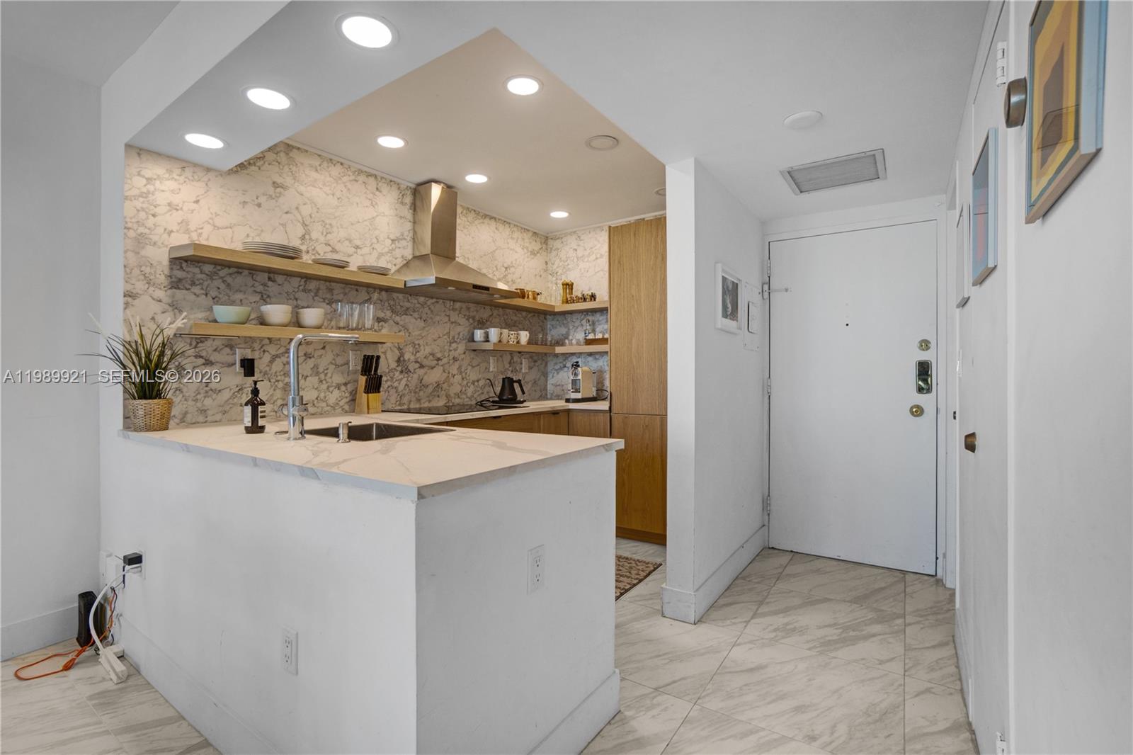 2899 Collins Ave # 847