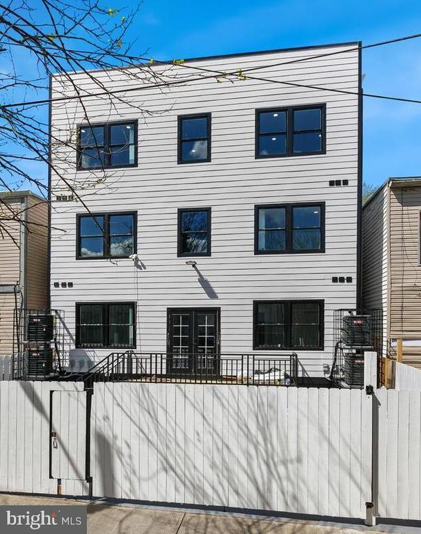 1622 17TH STREET SE 2005