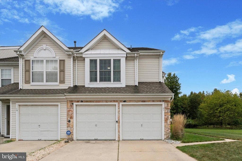 21 BUCKINGHAM WAY