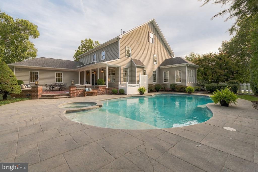 7 HAYFIELD COURT