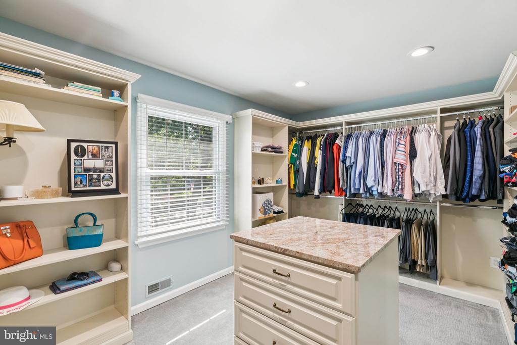 11 RIDGEVIEW COURT