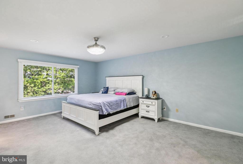 11 RIDGEVIEW COURT