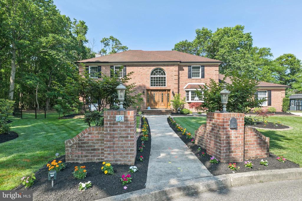 11 RIDGEVIEW COURT