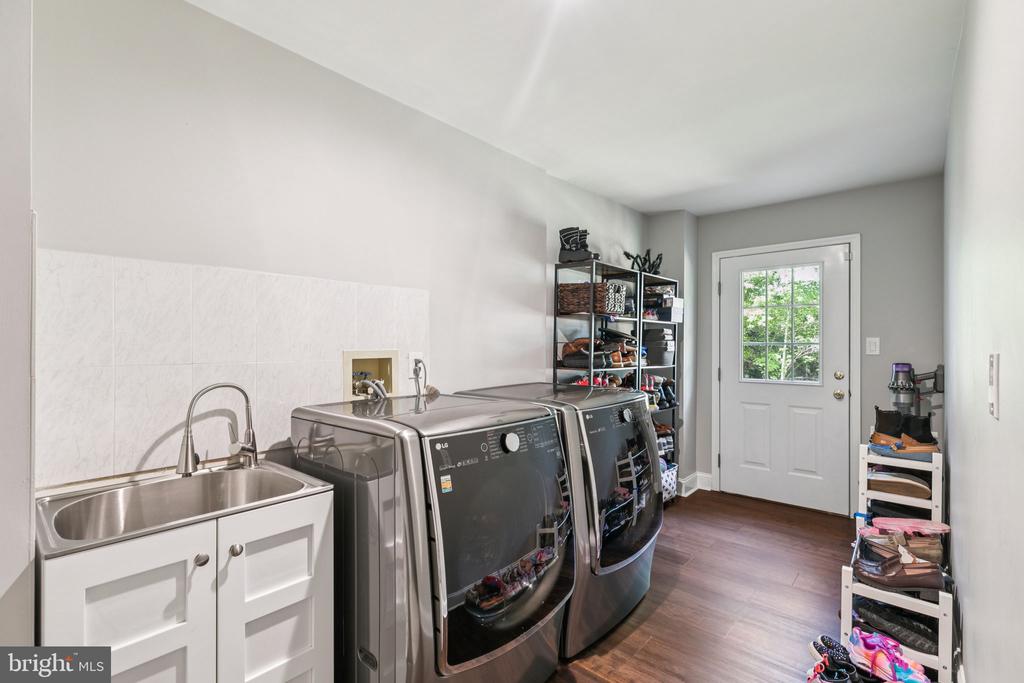 11 RIDGEVIEW COURT
