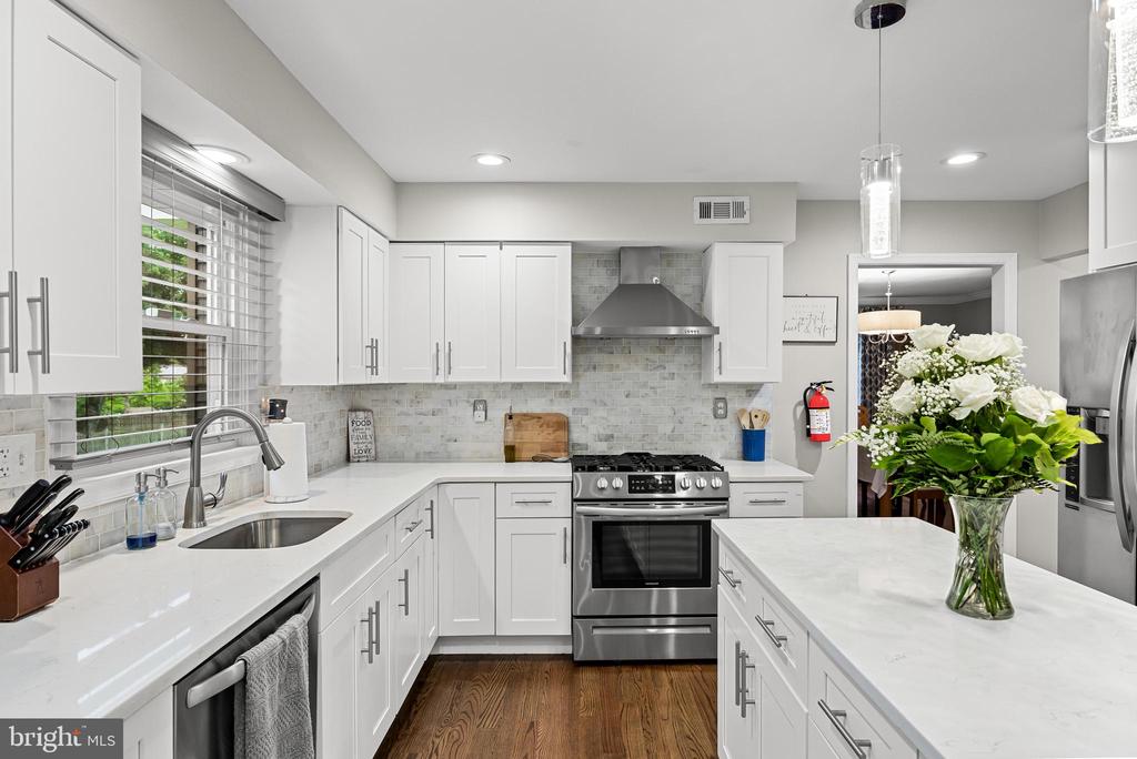 1112 BUTTONWOOD DRIVE