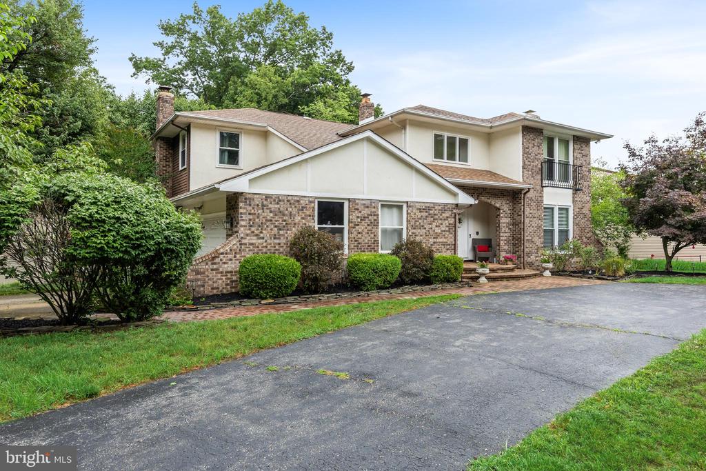 1112 BUTTONWOOD DRIVE