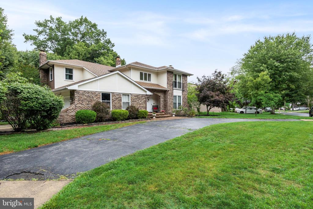 1112 BUTTONWOOD DRIVE