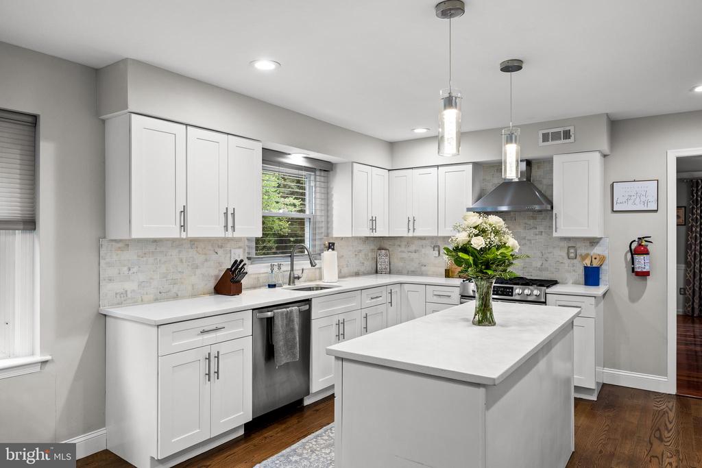 1112 BUTTONWOOD DRIVE