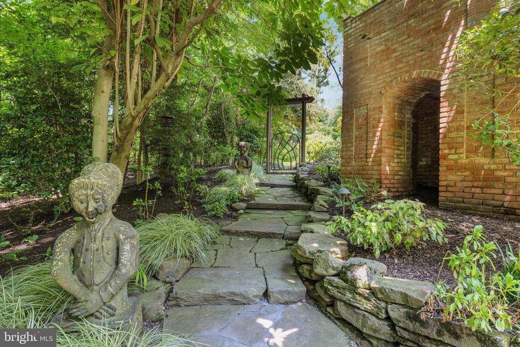 9 CLIFF COURT