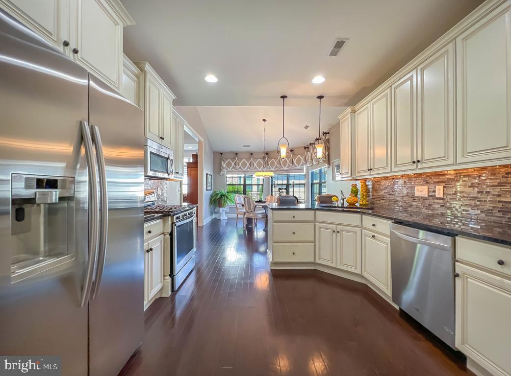 284 WILLOW DRIVE