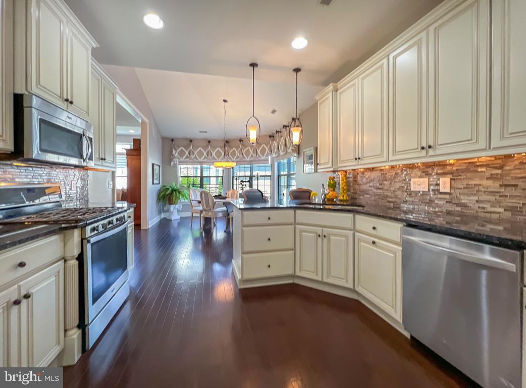 284 WILLOW DRIVE