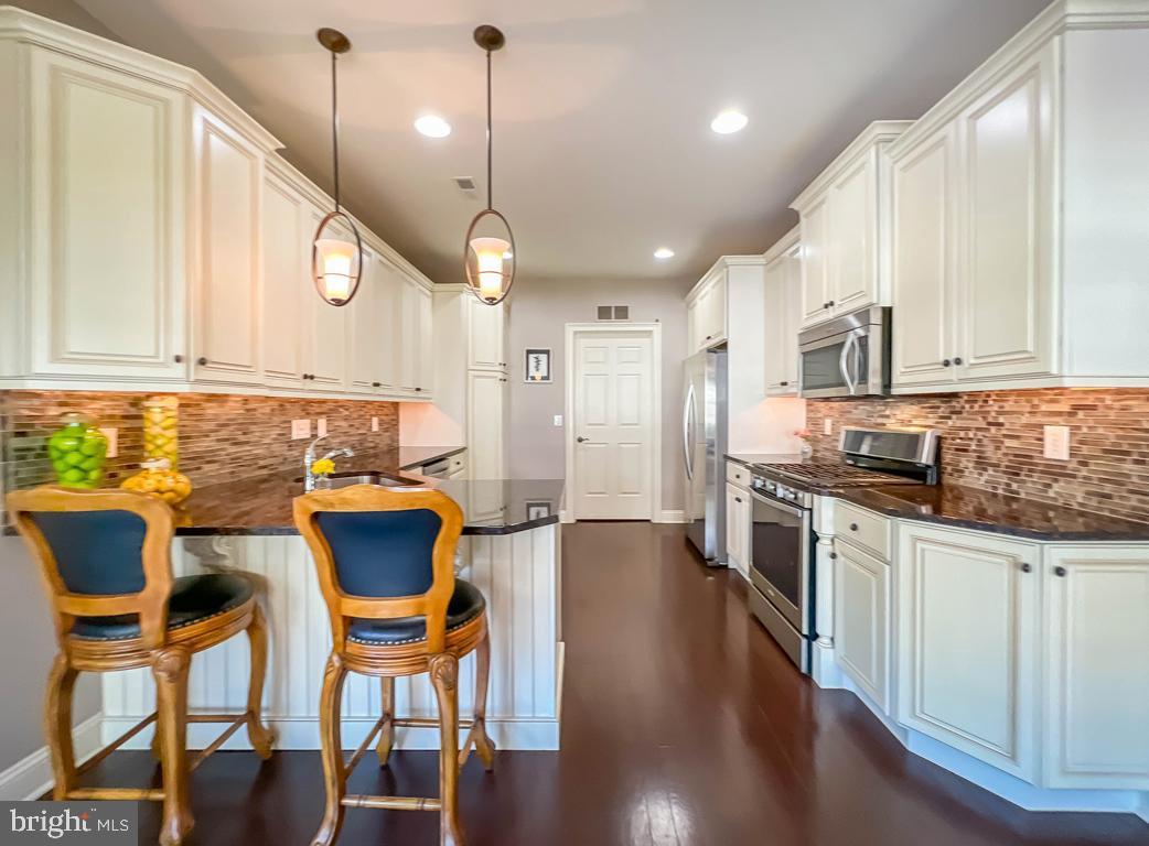 284 WILLOW DRIVE