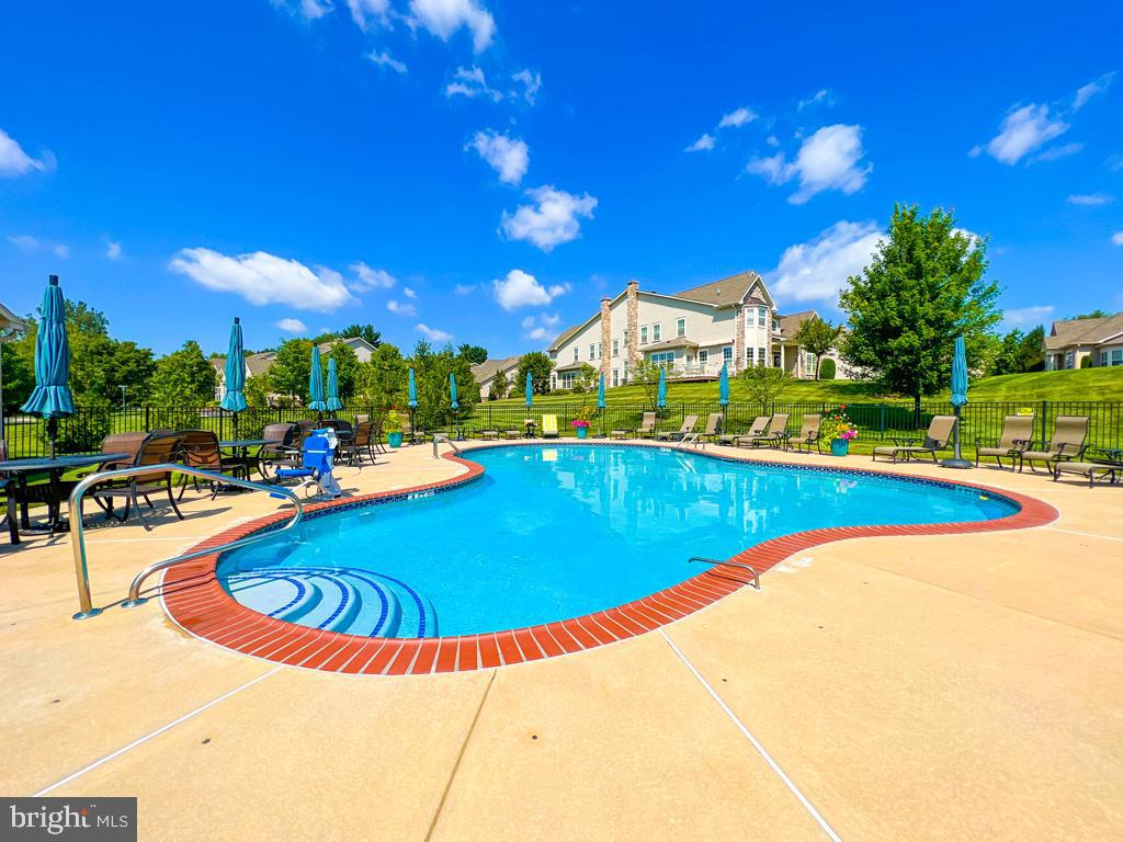 284 WILLOW DRIVE