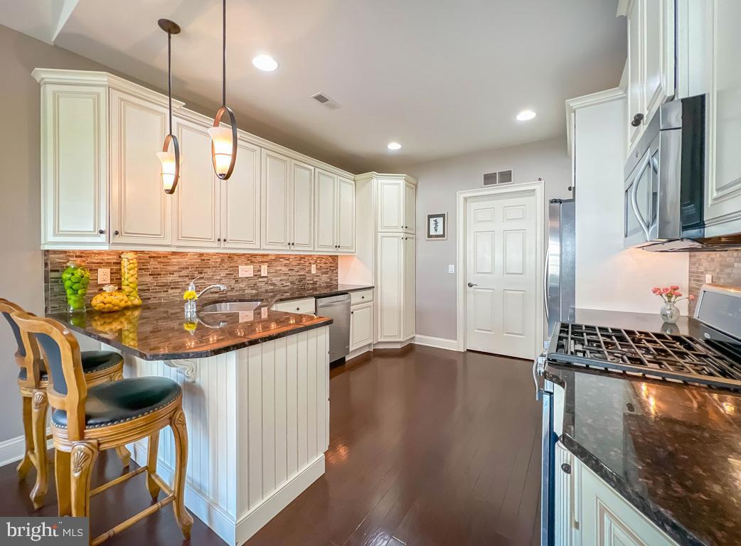 284 WILLOW DRIVE