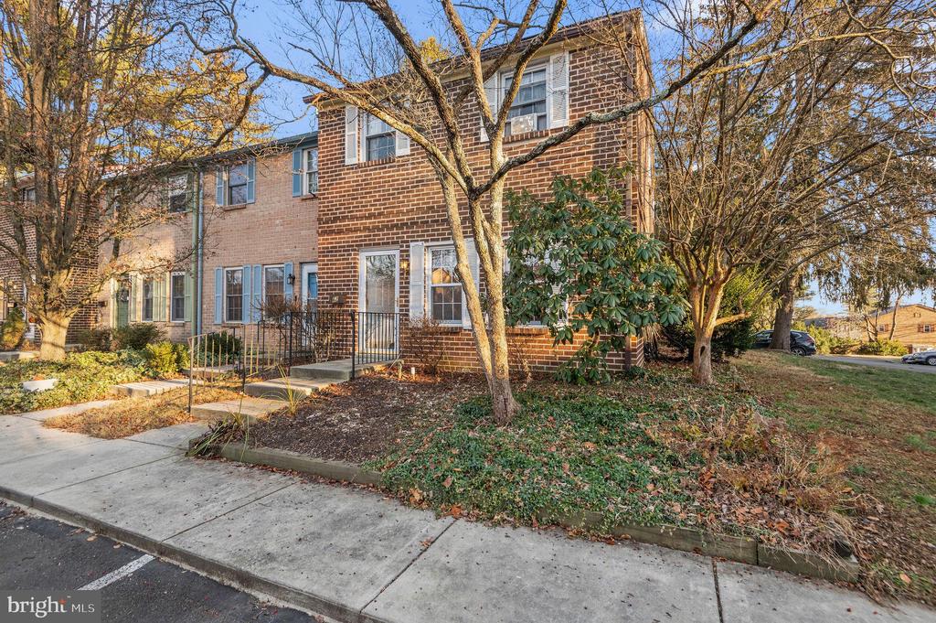 62 CONSTITUTION AVENUE