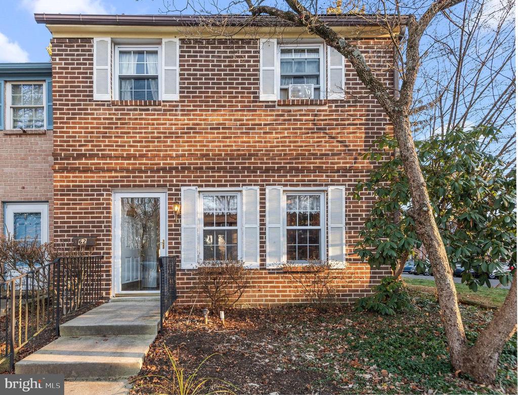 62 CONSTITUTION AVENUE