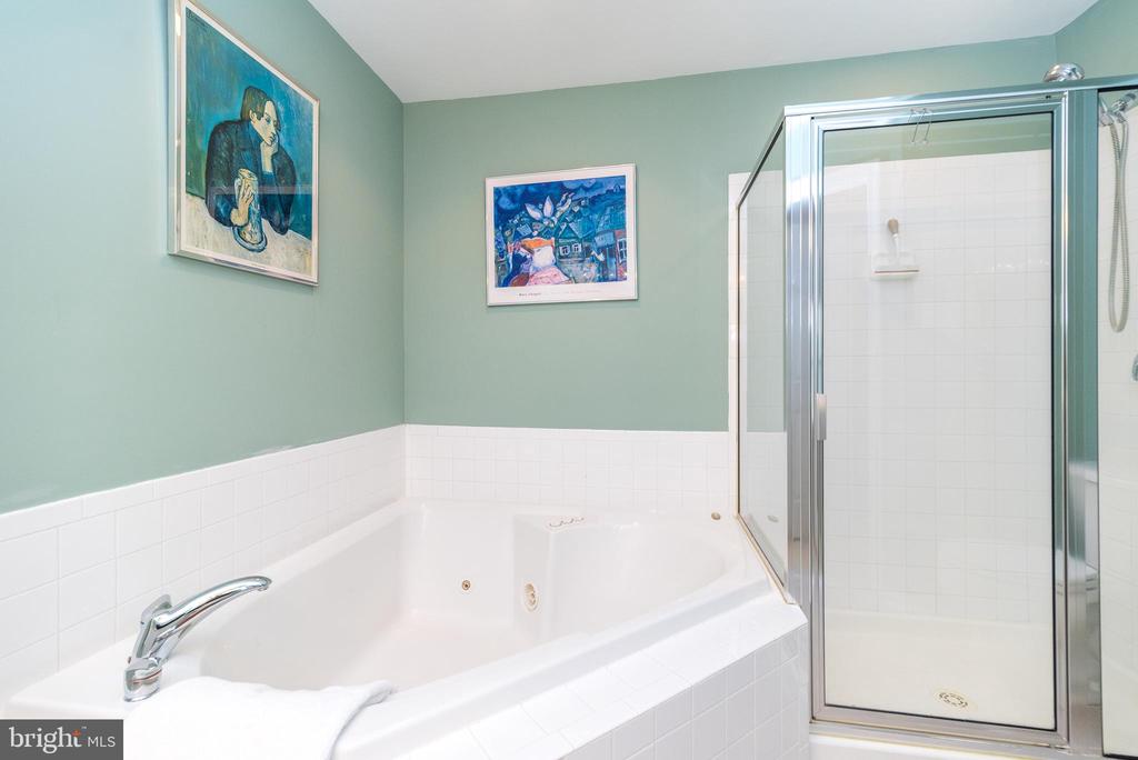 2601 CRABAPPLE CIRCLE