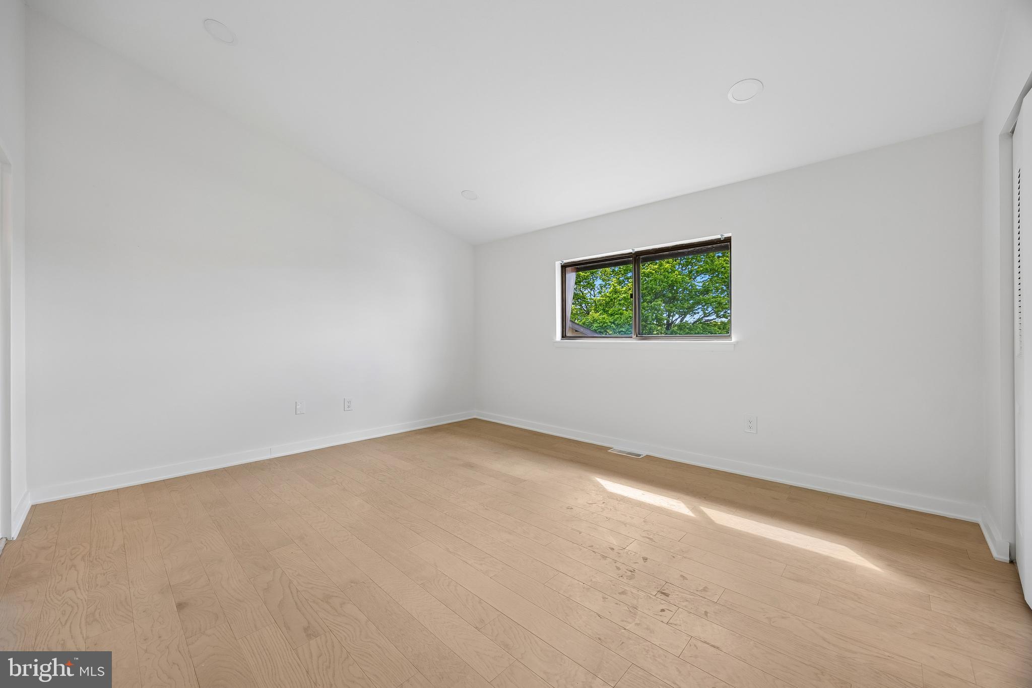 30 N WATERLOO ROAD 12