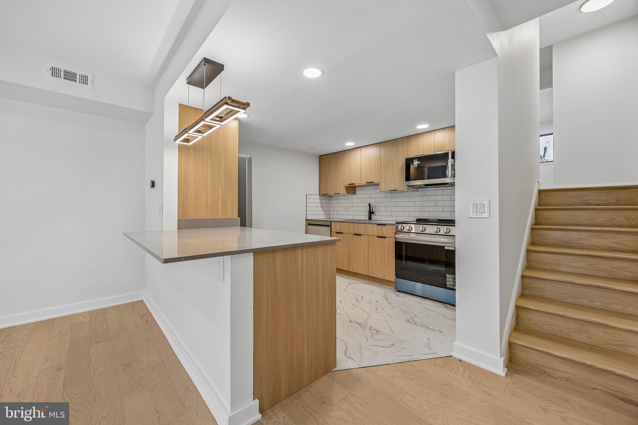 30 N WATERLOO ROAD 5