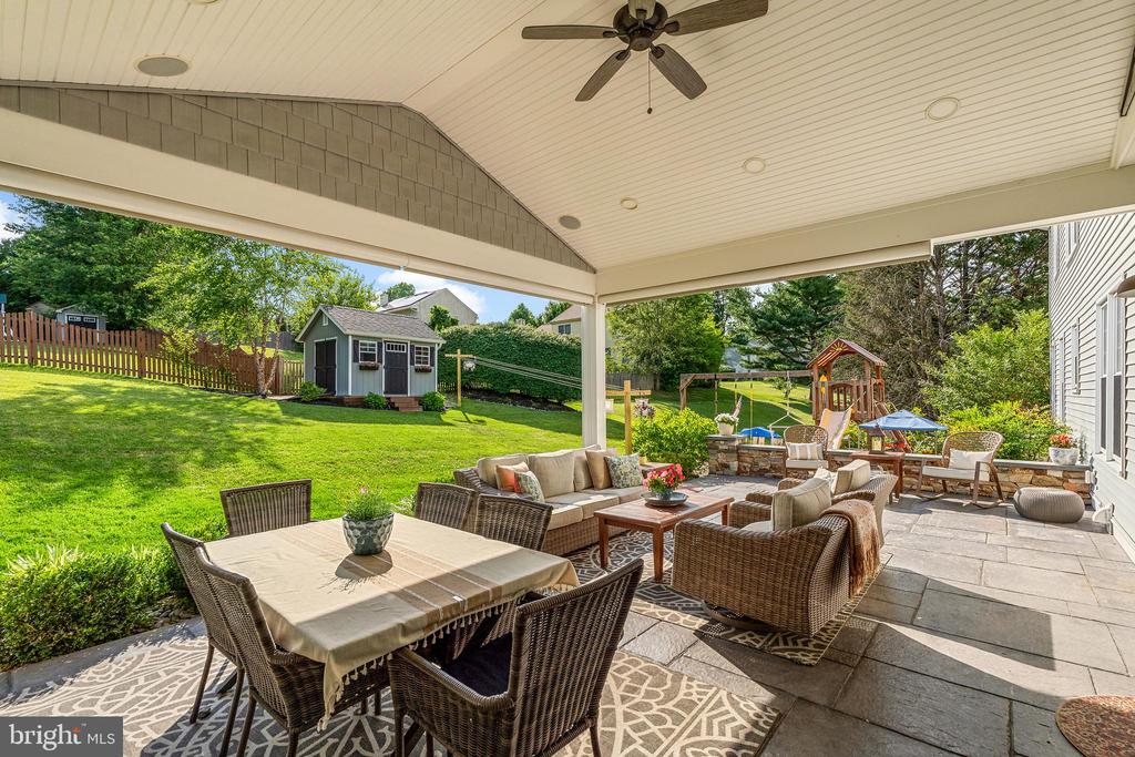 1110 COTSWOLD LANE