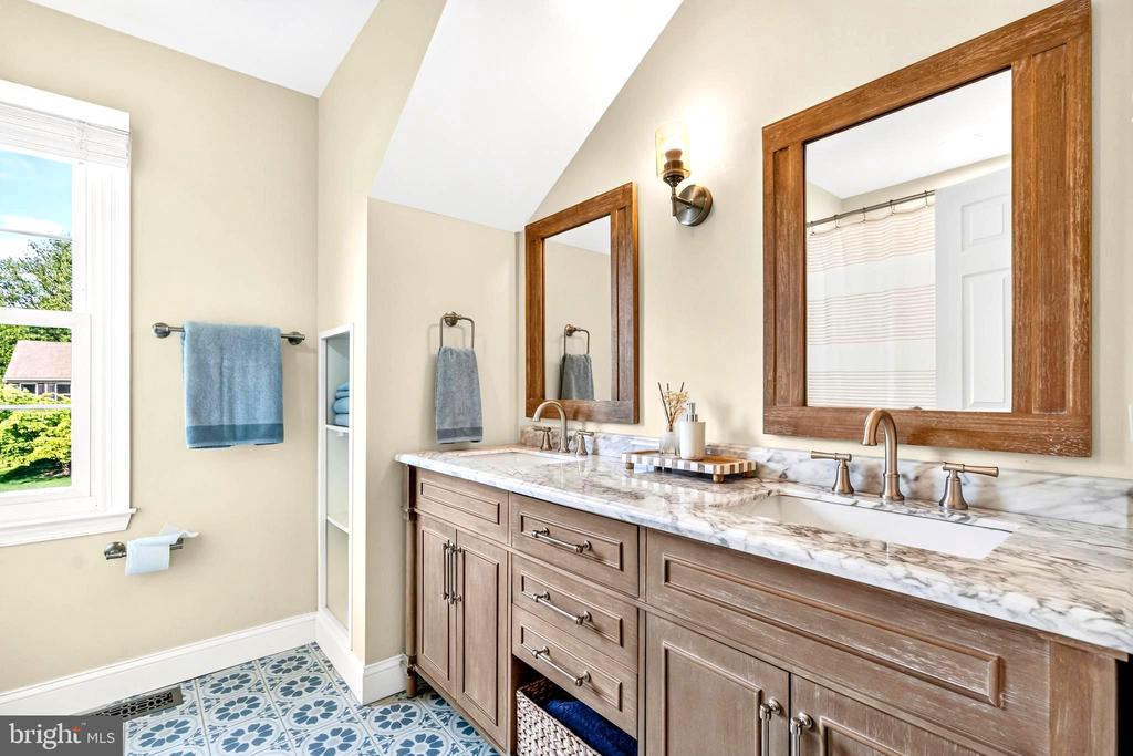 1110 COTSWOLD LANE